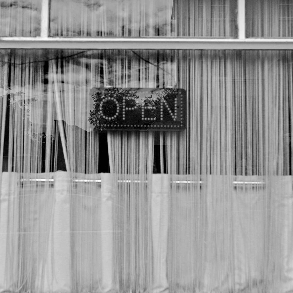 Fenster mit einem Schild: Open