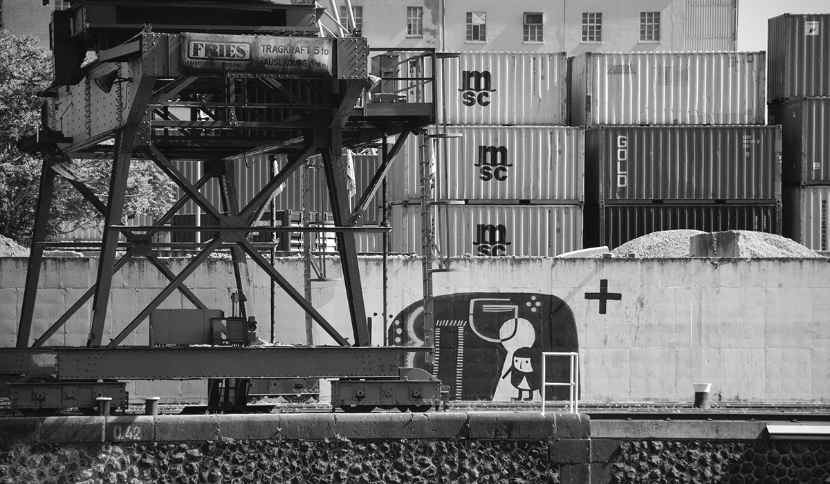 Frankfurt Osthafen - mit Containern, Kran und einem Peng-Graffito