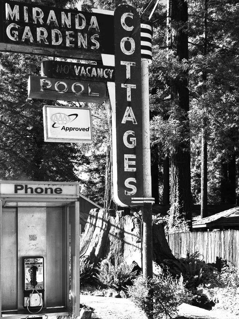 Öffentliches Telefon bei den Miranda Gardens Cottages mit Pool