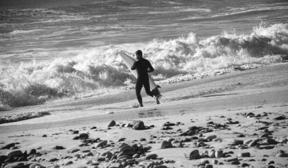 Surfer läuft ins Meer