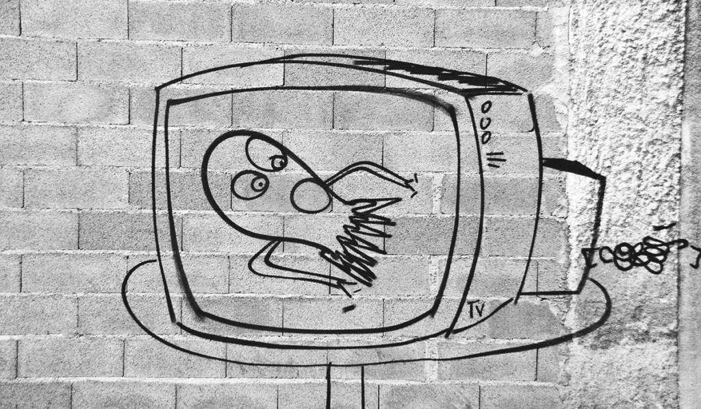 Graffito: Fernseher, darin ein Krake, der wegläuft